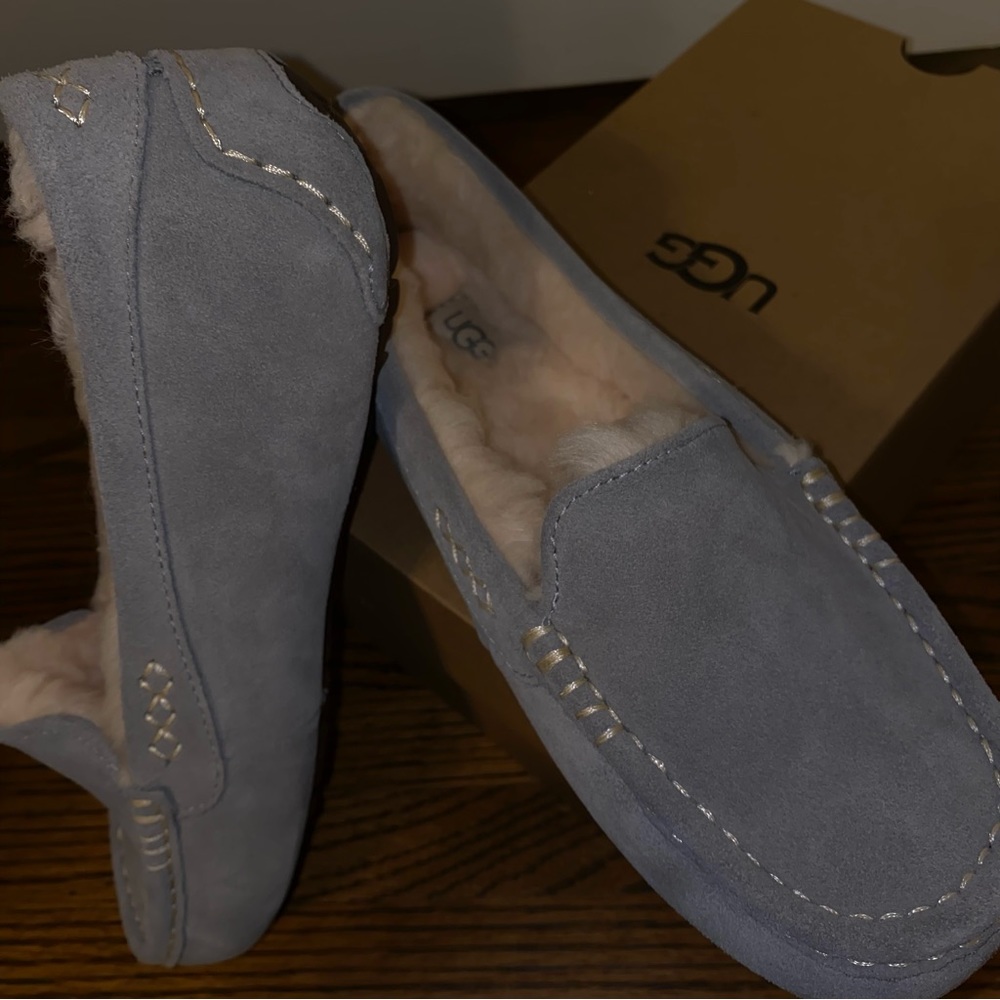 women’s ugg house moccasins — size 8
